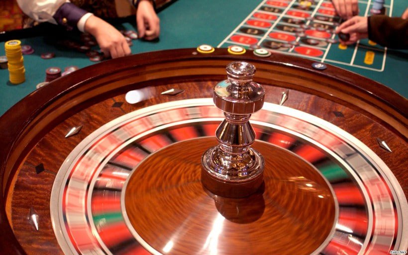Baccarat ကတ်ဂိမ်း စားပွဲ — dealer လက်မှ ဖဲကတ်ဖြန့်နေသော live casino မြင်ကွင်း