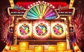 Mobile phone ပေါ်တွင် slot ဂိမ်း ကစားနေသူ — Myanmar ကစားသမားနှင့် slot reels spinning မြင်ကွင်း