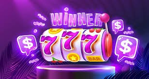 မြန်မာ ကစားသမား smartphone ဖြင့် 03q slot mobile app ကစားနေသော မြင်ကွင်း — casino ဂိမ်း interface ပြသနေသည်