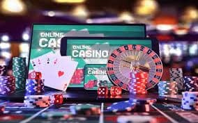 Poker hand ranking ဇယား — Royal Flush မှ High Card အထိ ကတ်အစီအစဉ်များ ပြသနေသော ဂိမ်းမြင်ကွင်း